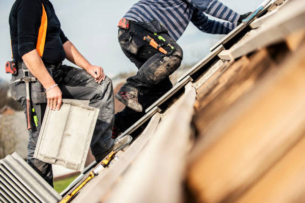 Chantier de rénovation complète de toiture en tuiles romanes à Peyrehorade par un artisan couvreur